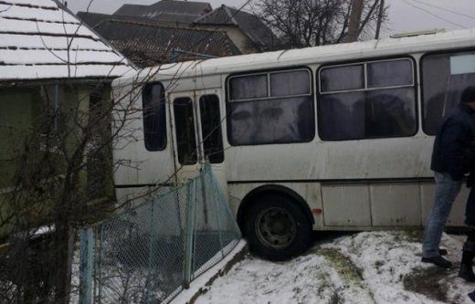 Скользкое ДТП в Закарпатье: Пассажирский автобус смог остановиться только во дворе частного дома 