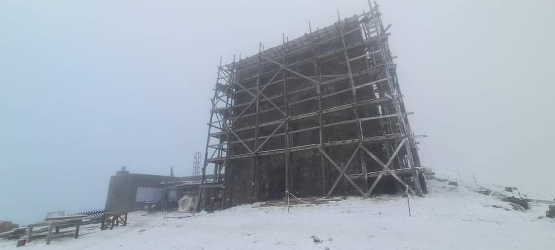 В Закарпатье снег продолжает неустанно засыпать горы