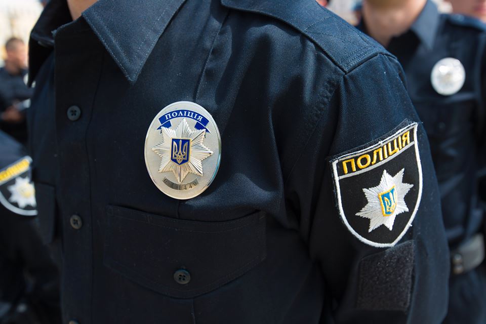 Патрульные в Закарпатье предупреждают пешеходов об опасности 