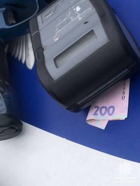 В Закарпатье водитель пытался платить за нарушение ПДД "неофициально"