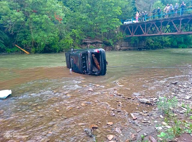Смертельное ДТП в Закарпатье: Daewoo Lanos рухнул в реку