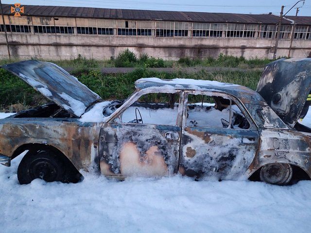Остался обгоревший остов: В Закарпатье пожарные ликвидировали пожар в авто