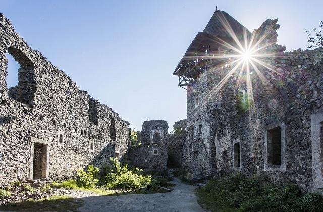 В Закарпатье начали реставрацию Невицкого замка: Восстановят малую и большую башню, крышу и стены