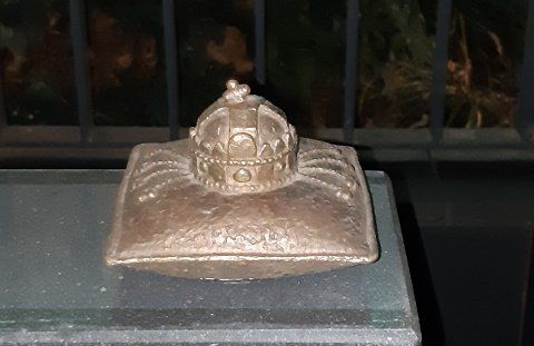 В Ужгороде на Православной набережной появилась мини-скульптура короны Святого Иштвана