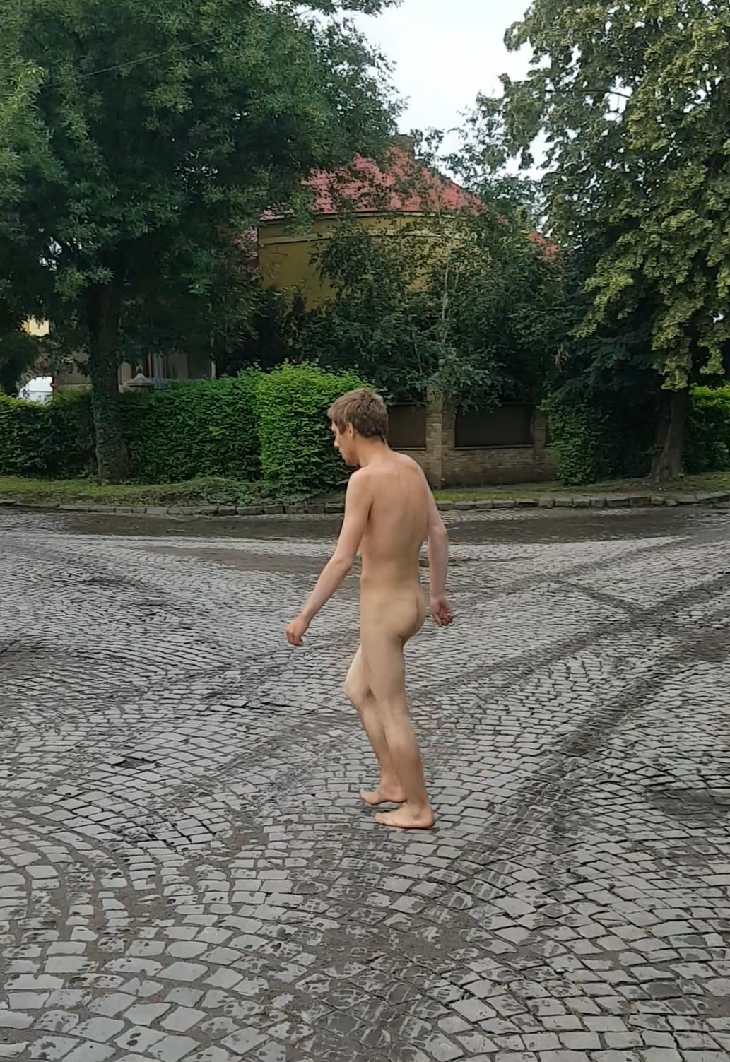 по городу гулял голый мужчина фото 6