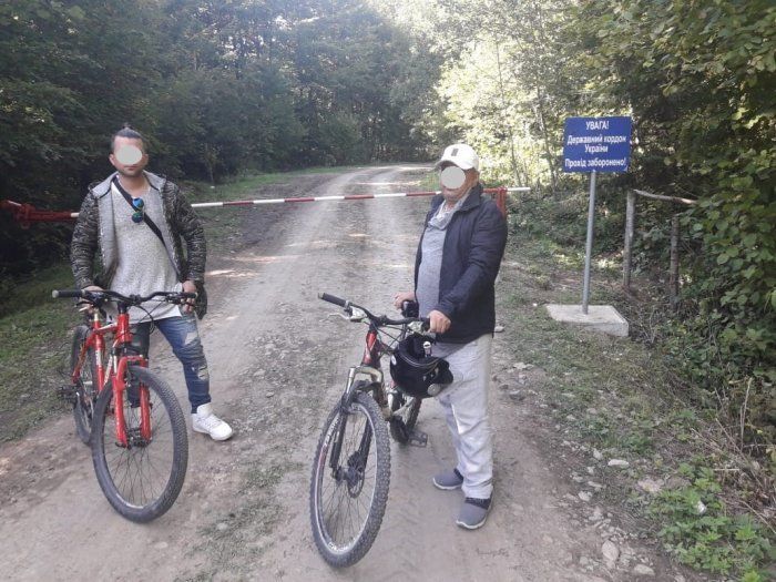 На Закарпатті азіати на велосипедах нарвалися на стражів кордону!