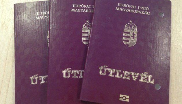 Закарпаття. У Берегово видають угорські паспорти під клятву та шампанське