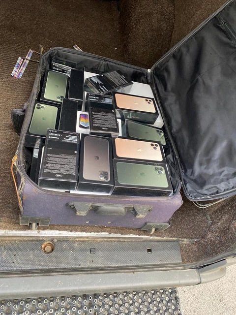 Макбуки, айфоны и духи: На границе в Закарпатье поймали контрабандистов на трех микроавтобусах «Mercedes»