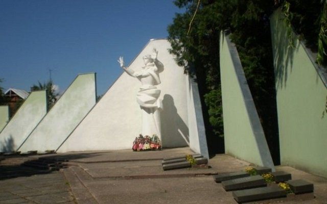 В Дрогобыче нацисты демонтируют «Вечный огонь» и останки советских солдат