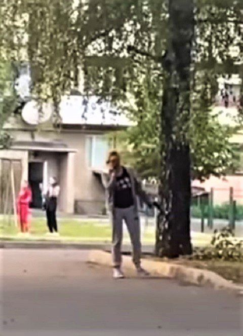 У Мукачеві дівчина з пістолетом у руках підняла на вуха весь район 