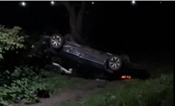Как автомобиль "стал на голову" на дороге в Закарпатье