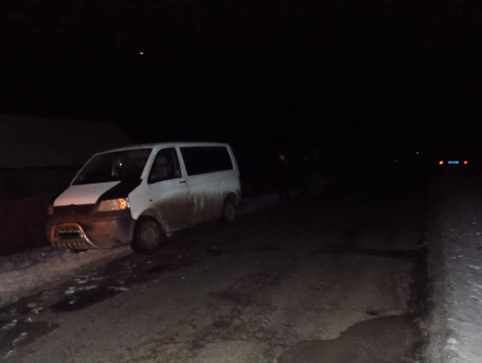 Увезли в реанимацию: На Закарпатье совсем молодой парень внезапно выбежал на дорогу и попал в ДТП 