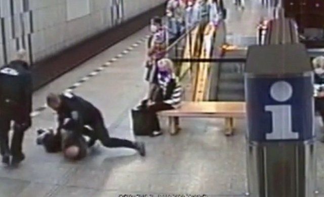 Пассажира пражского метро, отказавшегося надеть маску, "заламали" и доставили в полицию.