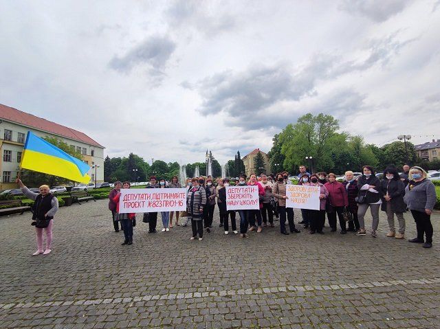 В Закарпатті біля ОДА протестують проти закриття школи-інтернату в Великому Березному 