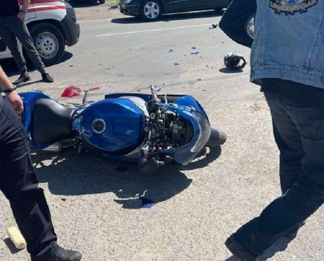 В Ужгороде на мотоцикле разбился патрульный: опубликовано фото с места аварии
