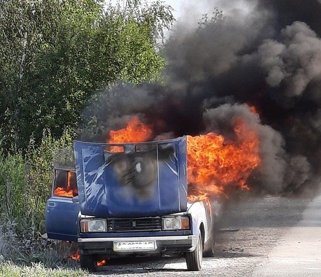 В Закарпатье на трассе Киев-Чоп на ходу вспыхнул автомобиль