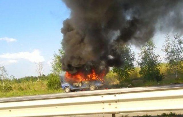 Возле Ужгорода буйный огонь охватил автомобиль - трасса частично перекрыта 
