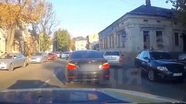 В Ужгороде полицейские заблокировали улицу с двух сторон: Что произошло
