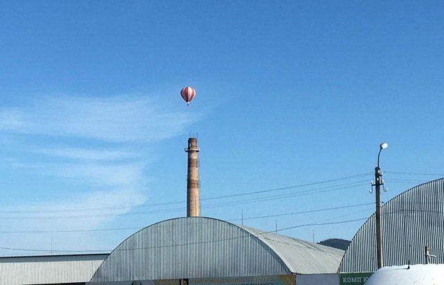 В Закарпатье на небе увидели воздушный шар