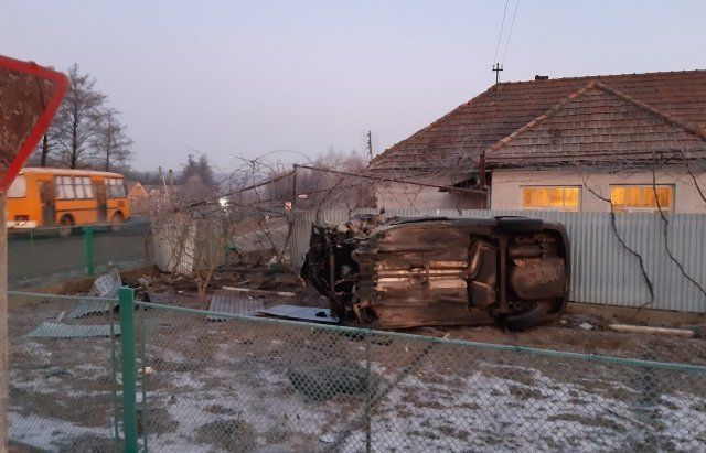 Страшное ДТП на Закарпатье: Автомобиль поднялся в воздух и рухнул во двор частного дома, водитель в реанимации 