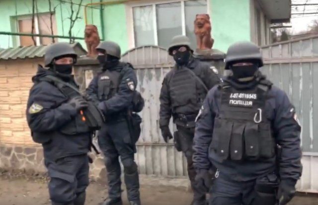 В Ужгороде спецназ и полиция провели массовые обыски в цыганском поселении