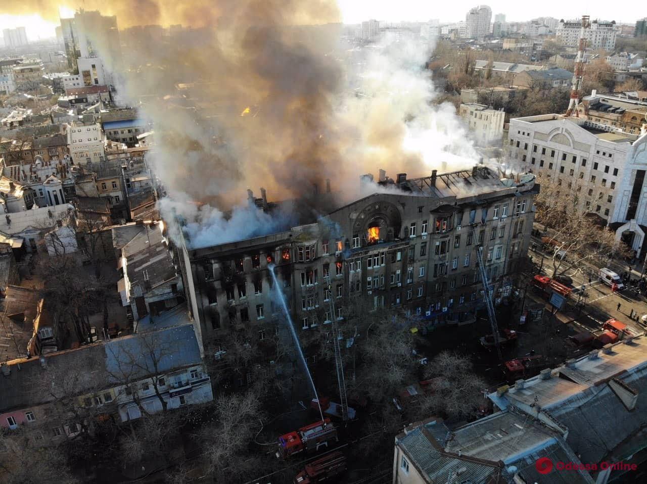 Ситуация в одессе на сегодня последние новости. Пожар в Одессе в колледже. Пожар в здании профсоюзов в Одессе. Пожар в Одесском колледже. Горящее здание профсоюзов.