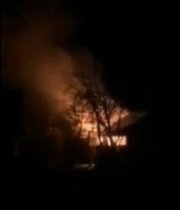 Огонь освещал ночное небо: В Закарпатье пылал жилой дом, поднялась паника 