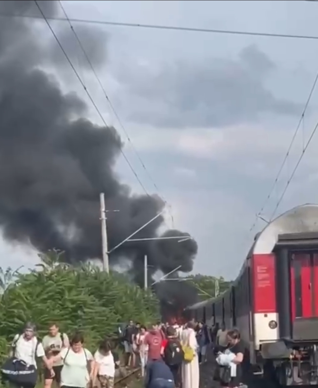 Поезд Будапешт - Прага столкнулся с автобусом и загорелся: пять человек погиблии
