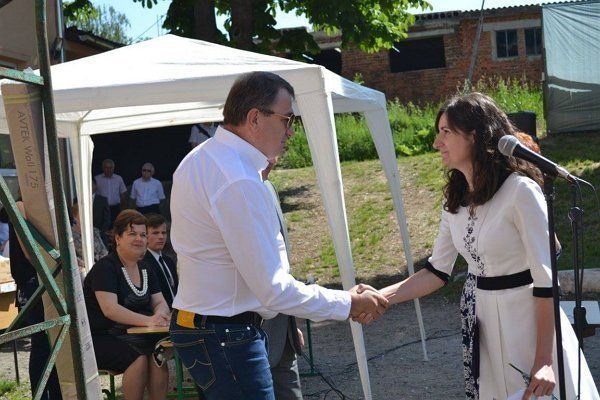 Ювіляр вручає відзнаку випускниці угорської гімназії м.Берегово