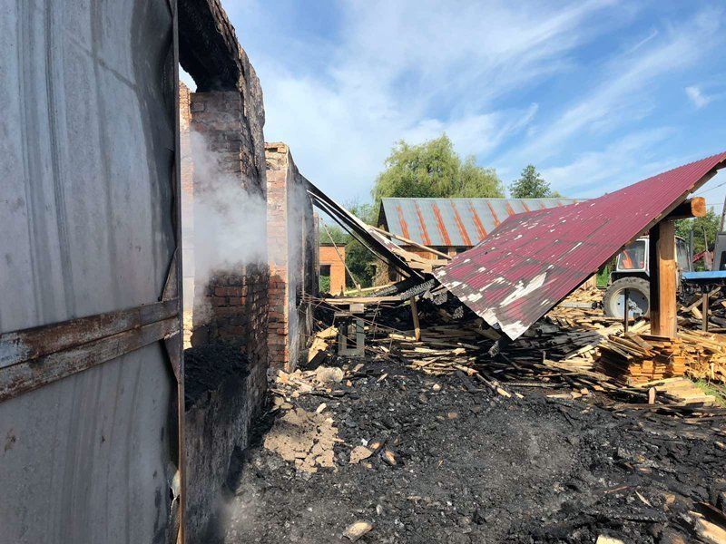 Осветило всё небо: Масштабный пожар не на шутку напугал целое село в Закарпатье 