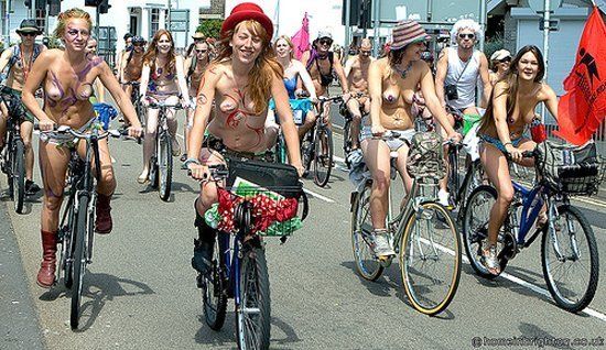 В Великобритании состоялся заезд голых велосипедистов