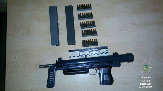 Ужгородские патрульные задержали мужчин с арсеналом оружия