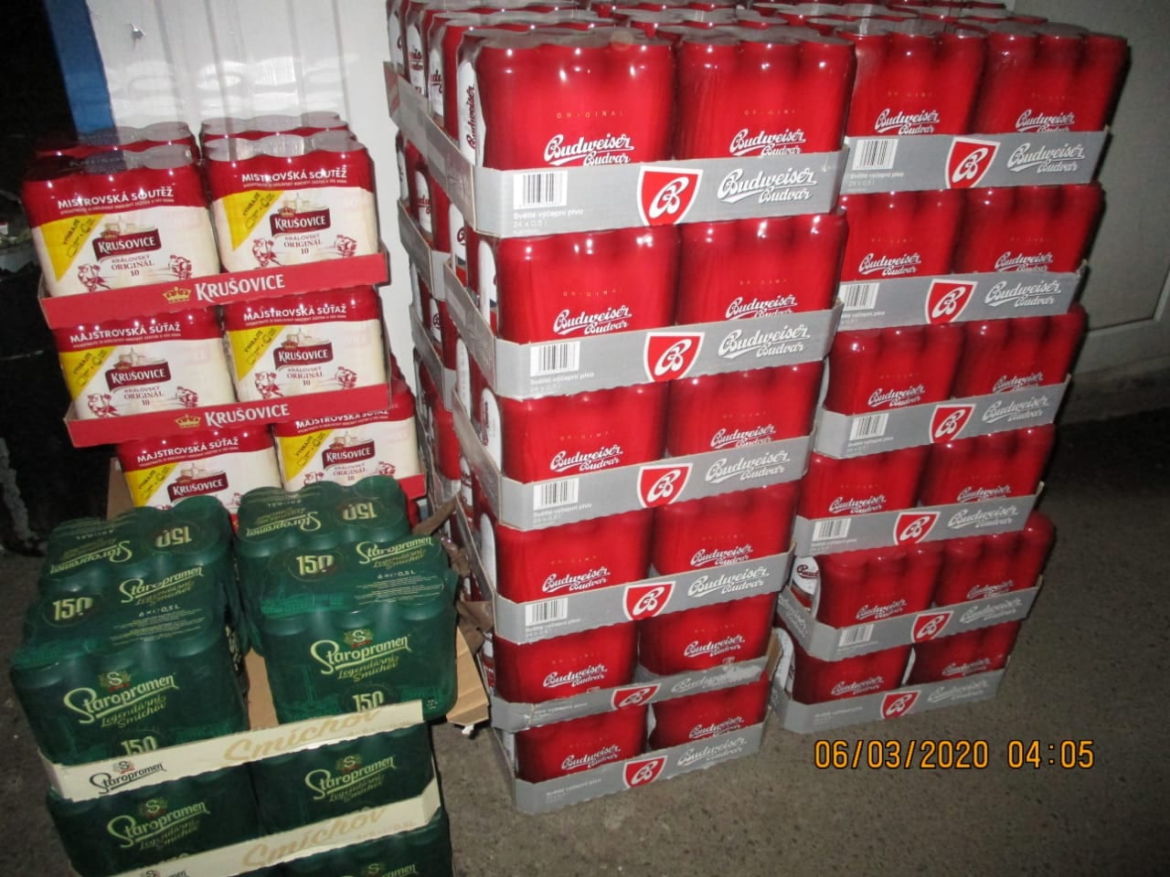 На Закарпатье в багажном отсеке рейсового автобуса обнаружили сотни литров нелегального пива 