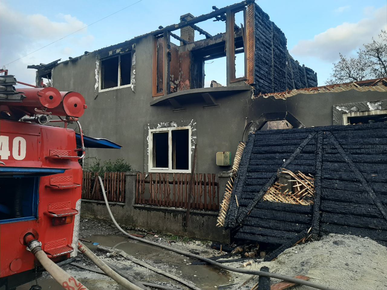 В Закарпатье масштабный пожар разрушил сразу два дома 