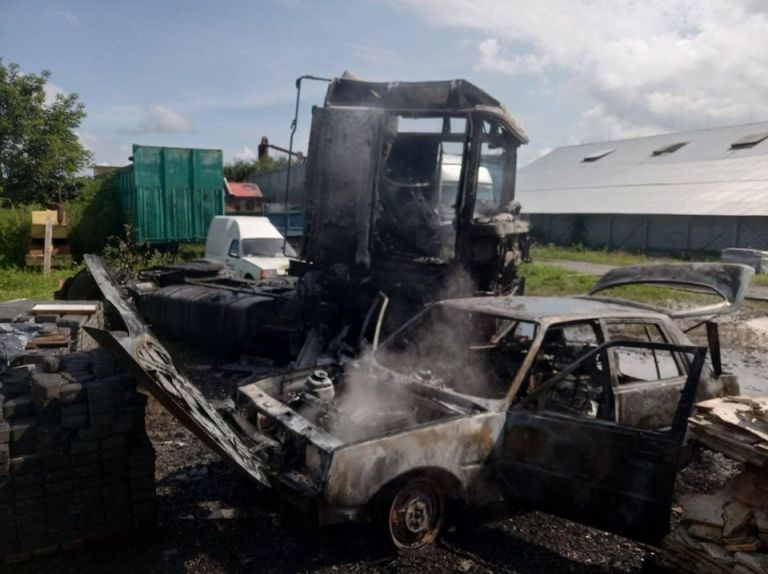Пожежа вщент знищила два автомобілі на Закарпатті