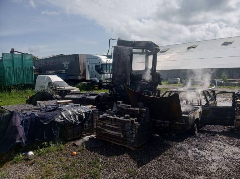 В Закарпатье огонь уничтожил дотла два транспортных средства