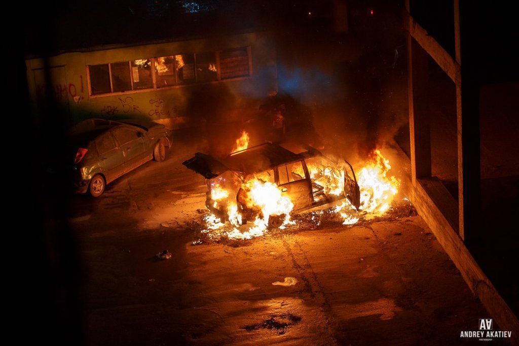 В Ужгороде дотла сгорел припаркованный во дворе автомобиль