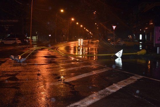 В Ужгороде поперек улицы упал фонарный столб