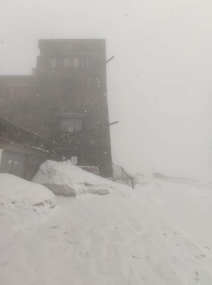 Світ таки перевернувся! Сніг знову владарює у горах Карпатах