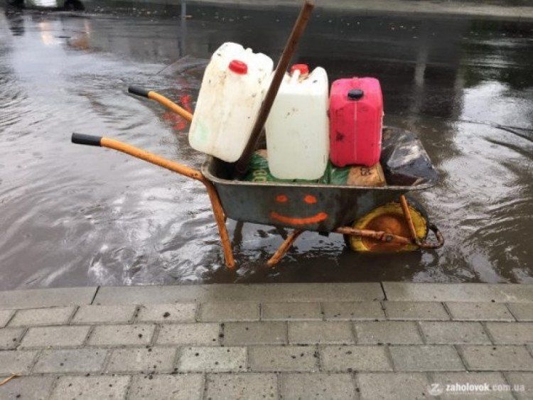 Дощі знову "дістали" мешканців Ужгород: затоплені вулиці, на яких автівки просто тонуть