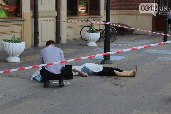 В Ужгороде у входа на вокзал умерла женщина
