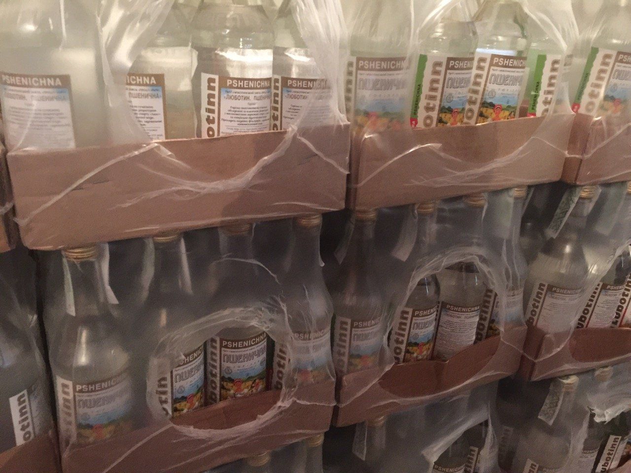 одном из сел Хустского района обнаружили 2300 бутылок фальсифицированной водки