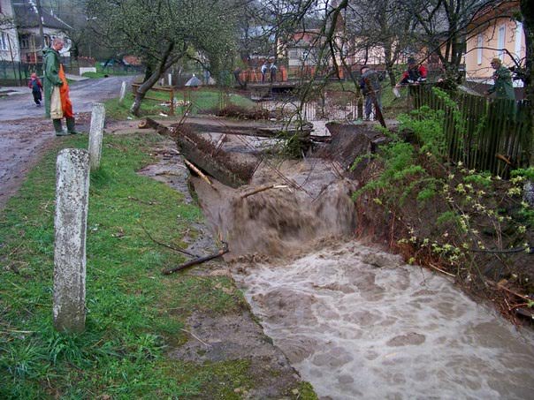 Селевые потоки затопили и разрушили дороги, мосты и частные домохозяйства