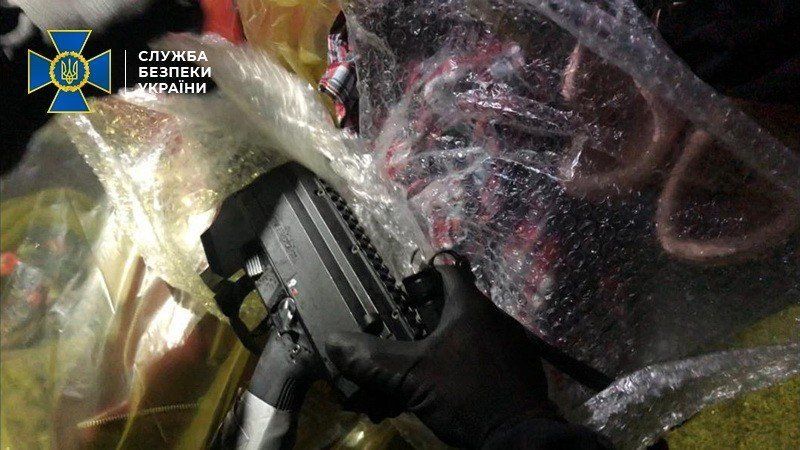 Вызвали силовиков: В Закарпатье гражданин РФ шокировал тем, что у него нашли под горой игрушек 