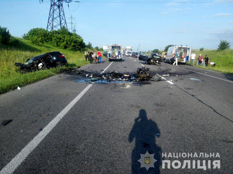 Водители погибли на месте: На трассе "Киев-Чоп" лобовое столкновение