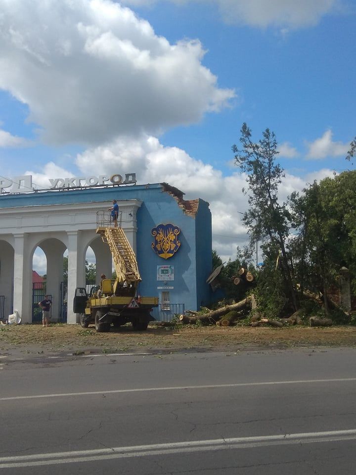 "Авангарду" в Ужгороде буквально влетело от происков вчерашней непогоды 
