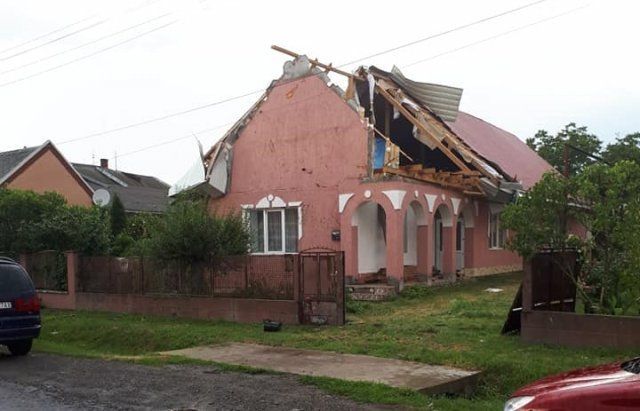 В Ужгородском районе пронесся ураган: ветер сорвал крыши домов