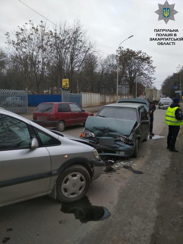 В Ужгороде полиция задержала пьяного водителя который протаранил несколько авто