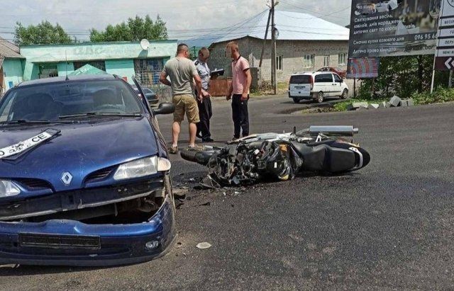 ДТП с пострадавшими на Закарпатье: Иномарка превратила мотоцикл в металлолом