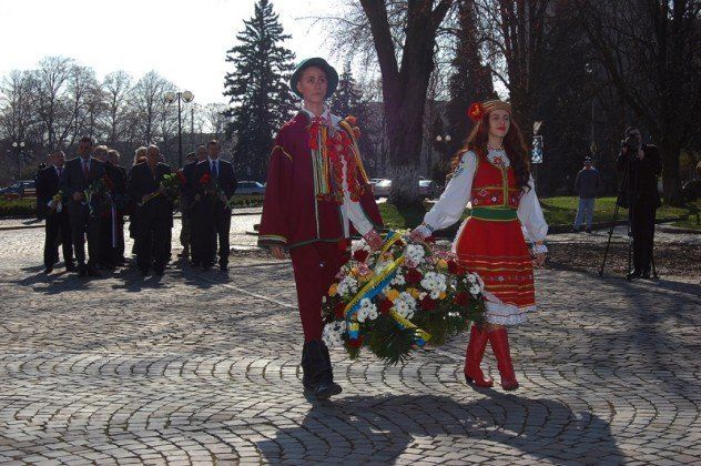 Цветы к памятнику возложили первые особы Закарпатья